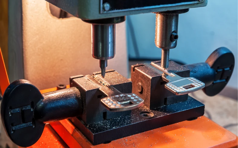 Key cutting machine in action